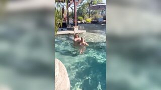 Marika Milani e amica fanno le troie in piscina