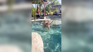 Marika Milani e amica fanno le troie in piscina