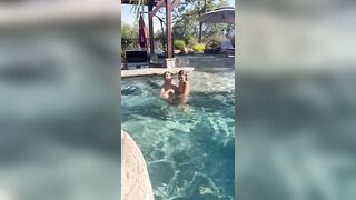 Marika Milani e amica fanno le troie in piscina