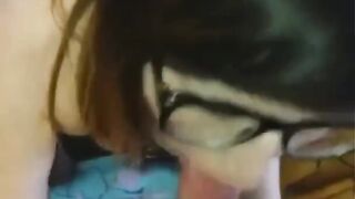 Fidanzata secchiona vuole la sborra sugli occhiali