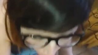 Fidanzata secchiona vuole la sborra sugli occhiali