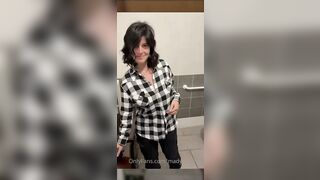 La commessa della Coin mi fa una sega con le tette