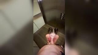 Eva teen troia succhia il cazzo in ascensore