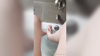 Si allena col dildo per farmi una perfetta sega coi piedi