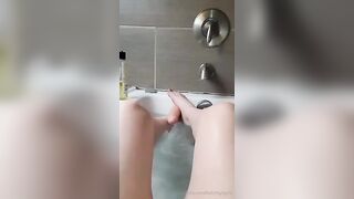 Si allena col dildo per farmi una perfetta sega coi piedi