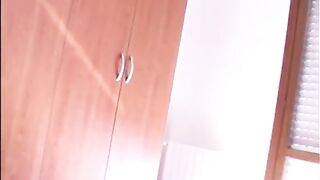 Sandra, la puttana, scopa in casa e batte in strada