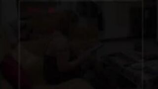 La puttanona matura riceve il cliente