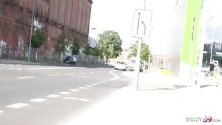 Bella e giovane troietta tatuata batte in strada