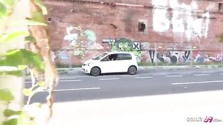 Bella e giovane troietta tatuata batte in strada