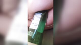 E dopo la carota bottiglia nel culo