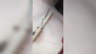 Bottiglia nel culo e capezzolo con molletta