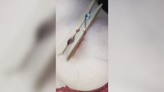 Bottiglia nel culo e capezzolo con molletta