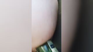 Bottiglia nel culo e capezzolo con molletta