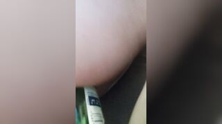 Bottiglia nel culo e capezzolo con molletta