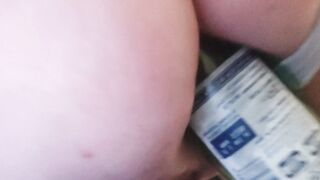 Su' e giù con la bottiglia infilata nel culo