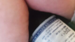 Su' e giù con la bottiglia infilata nel culo