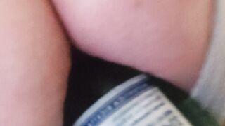 Su' e giù con la bottiglia infilata nel culo