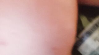 Su' e giù con la bottiglia infilata nel culo