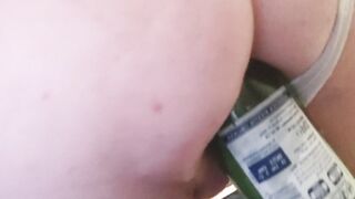 Su' e giù con la bottiglia infilata nel culo