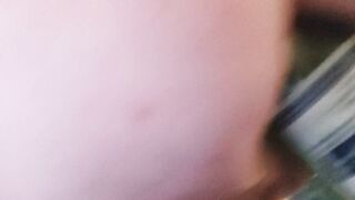 Su' e giù con la bottiglia infilata nel culo