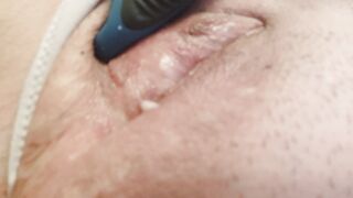 Dalla fica masturbata ed eccitata esce anche il muco