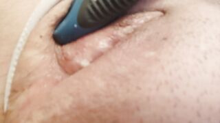 Dalla fica masturbata ed eccitata esce anche il muco