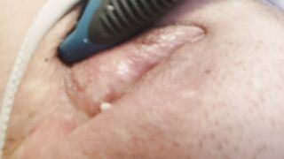 Dalla fica masturbata ed eccitata esce anche il muco