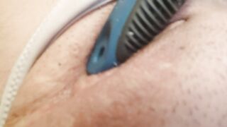 Dalla fica masturbata ed eccitata esce anche il muco