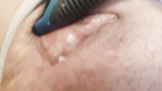 Dalla fica masturbata ed eccitata esce anche il muco