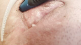 Dalla fica masturbata ed eccitata esce anche il muco