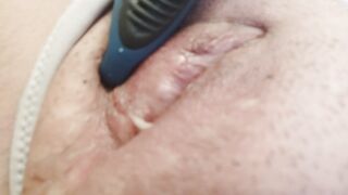 Dalla fica masturbata ed eccitata esce anche il muco