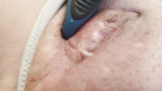 Dalla fica masturbata ed eccitata esce anche il muco