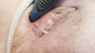 Dalla fica masturbata ed eccitata esce anche il muco