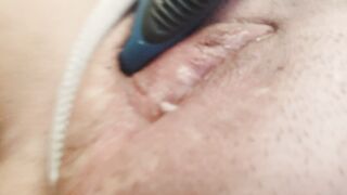 Dalla fica masturbata ed eccitata esce anche il muco