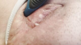 Dalla fica masturbata ed eccitata esce anche il muco