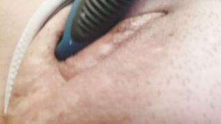 Dalla fica masturbata ed eccitata esce anche il muco