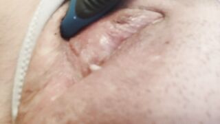 Dalla fica masturbata ed eccitata esce anche il muco