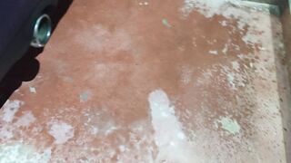 Anteprima del video: Ho finito di pisciare nel garage