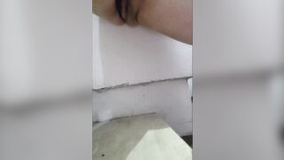 Anteprima del video: PISCIATA SULLE SCALE