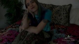 Questa fantastica troietta ci mostra una fica pelosissima