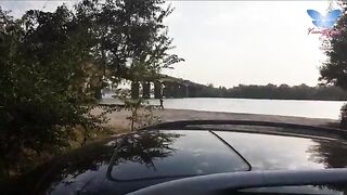 Puttanella biondina succhia in campagna