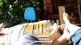 Dante Alipiedi lecca i piedi di una universitaria troia che lo sega il con i piedini