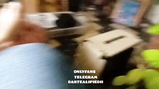 Dante Alipiedi lecca i piedi di una universitaria troia che lo sega il con i piedini