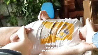 Dante Alipiedi lecca i piedi di una universitaria troia che lo sega il con i piedini