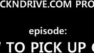 Giovane troietta biondina cattura un cliente