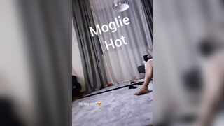 Anteprima del video: mi spoglio mentre gli viene il cazzo duro guardandomi