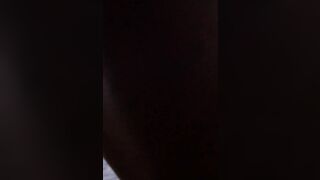 mi spoglio mentre gli viene il cazzo duro guardandomi