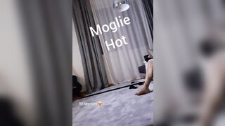 mi spoglio mentre gli viene il cazzo duro guardandomi