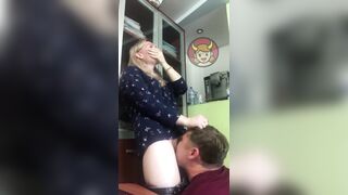 Bionda si fa leccare la figa al lavoro