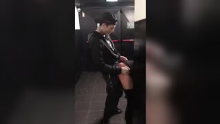 Il porco rimorchia alla grandissima in discoteca